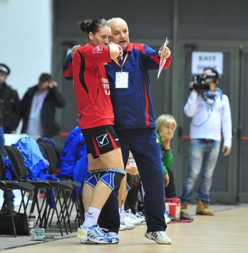 Crina Pintea
primește indicații de
la Gheorghe Tadici Foto: Mediafax