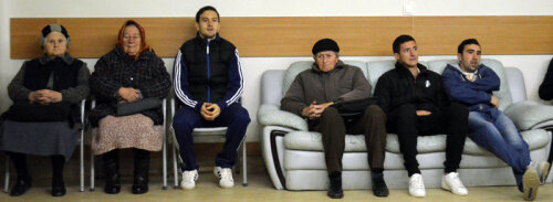 Instantaneu memorabil: Ferfelea (al treilea), Lungu şi Varga (pe canapea) s-au amestecat, la Chiajna, cu pensionarii veniţi la control // Foto: Răzvan Luţac