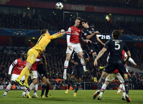 Un duel aerian extrem de spectaculos, din tur, cu Javi Martinez (Bayern) şi Koscielny (alb-roşu) în rolurile principale // Foto: Reuters