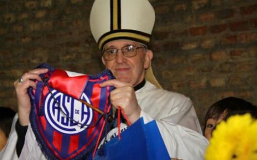 Papa Francisc, cu fularul echipei San Lorenzo // Foto: lanacion.com.py