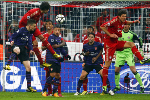Koscielny marchează cel de-al doilea gol în meciul cu Bayern, insuficient pentru calificare.
