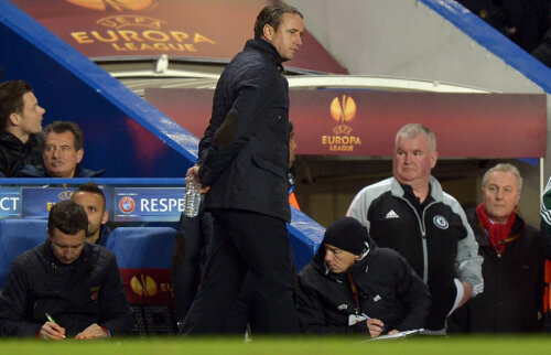 Laurenţiu Reghecampf nu pare prea încîntat de jocul făcut de stelişti în meciul cu Chelsea