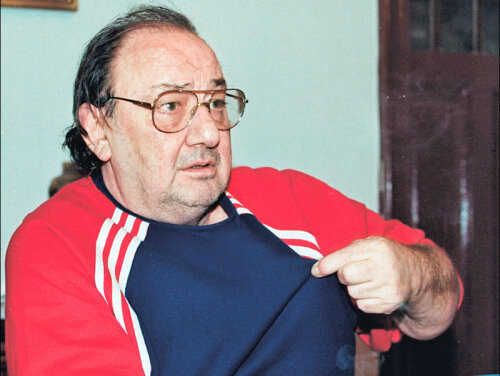 Născut la Năsăud, Ianul a fost președinte la Poli Iași, 1981-1985, șef al secției fotbal la Dinamo, 1985-1990, și președinte al 