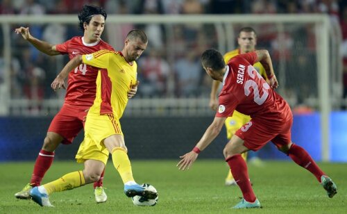 Tamaş (galben) a jucat excelent la Istanbul: Turan (stînga) ori Sercan (dreapta) nu l-au putut opri // Foto: Alex Nicodim