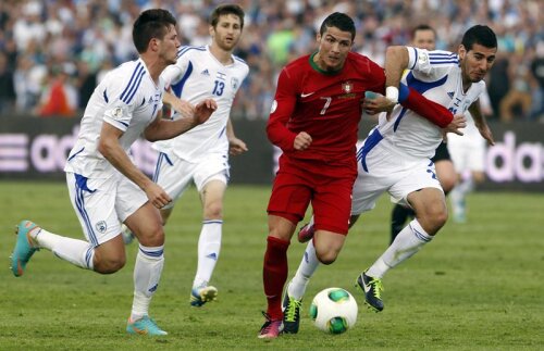 Cr. Ronaldo, în roșu, a avut viață grea ieri. Gazdele i-au triplat paza // Foto: Reuters
