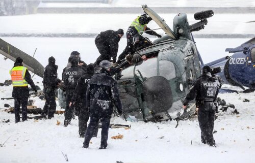 Din elicopterele intrate în coliziune, un EC 155 și un SuperPuma, n-a mai rămas mare lucru // Foto: Mediafax/AFP