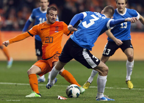 Înconjurat de adversari, Van der Vaart trage şi scutură plasa. El a redat culoarea Olandei // Foto: Reuters