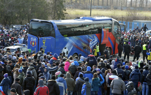 La final, autocarul roș-albaștrilor a fost înconjurat de sute de oameni dornici de autografe sau măcar să-i vadă îndeaproape pe elevii lui Reghe // Foto: Cristi Preda (Brăila)
