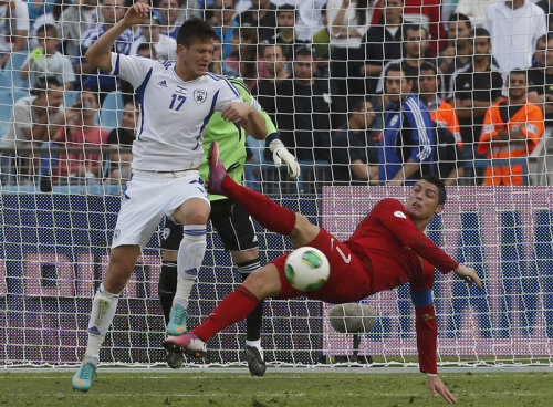 Contra Israelului, Cristiano Ronaldo, în roșu, n-a marcat. Are doar un gol în preliminariile CM 2014 // Foto: Reuters