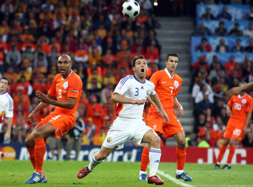 Degeaba au fost prietenoşi batavii la Euro 2008: Van Persie a stat cuminte, dar Raţ n-a putut mai mult