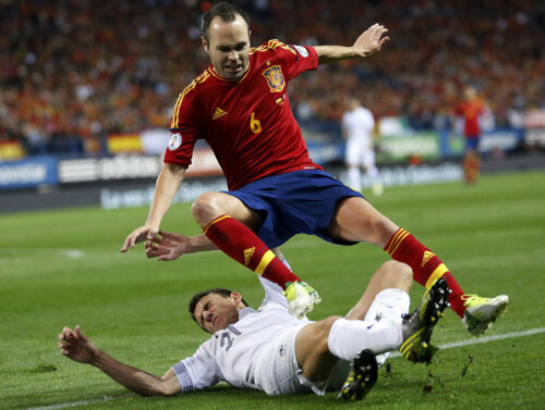 Iniesta a fost luat cu fulgi cu tot de apărătorii francezi în meciul tur, din 16 octombrie: 1-1 pe 