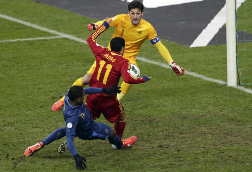 Pedro îl devansează pe Evra și profită de slăbiciunile defensivei franceze, semnînd sentința // Foto: Reuters