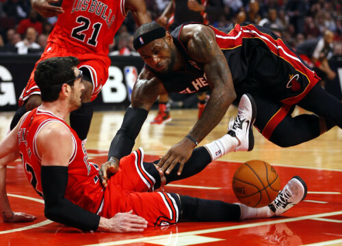 LeBron James se luptă pentru minge cu Kirk Hinrich // Foto: Reuters