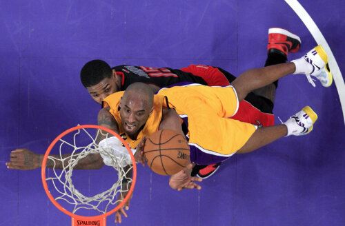 Kobe Bryant într-o spectaculoasă fază de panou dintr-un meci LA Lakers-Toronto Raptors // Foto: Reuters