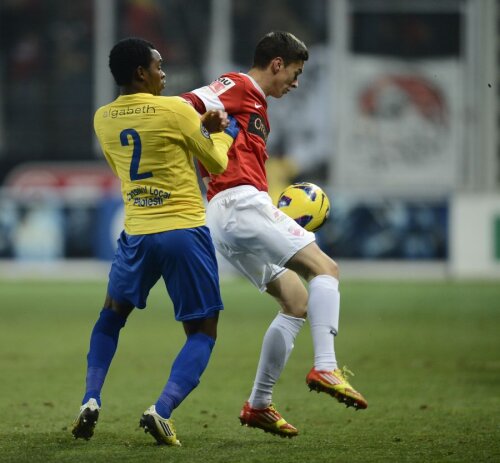 Sony Alcenat (în galben)