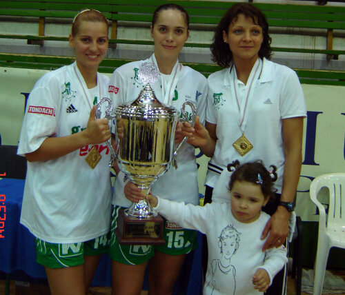 Ana Maria Şomoi, Aurelia Brădeanu şi Simona Gogîrlă, în 2006, după ce au cîştigat Cupa Ungariei cu Gyor