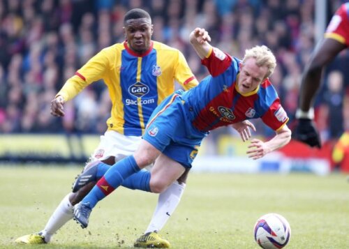 Barnsley, în galben-albastru, a obţinut un 0-0 pe terenul lui Crystal Palace Foto: Reuters