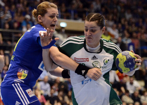 Marija Jovanovici, aici în duel cu Eduarda Amorim, a jucat doar în defensivă sîmbătă // Foto: Alex Nicodim