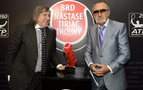 Ilie Năstase şi Ion Ţiriac lîngă noul trofeu al turneului care le poartă numele // Foto: Raed Krishan