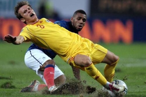 Costin Lazăr vs M'Vila, duel din 2011, din meciul România - Franța 0-0, care a inaugurat Arena Națională. Foto: Reuters