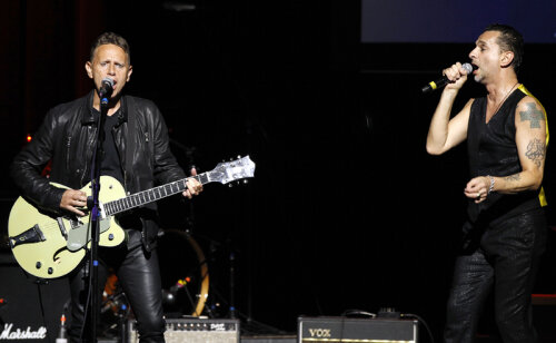 Dinamoviștii pot asculta Depeche Mode și live, pe 15 mai, pe Național Arena. Din cauza concertului susținut de acești clasici ai muzicii, Derby de România se va juca în Ștefan cel Mare