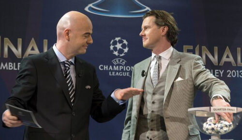 Secretarul general UEFA, Gianni Infantino, și fostul internaţional englez Steve McManaman zîmbesc mulțumiți după tragerea contestată de turci