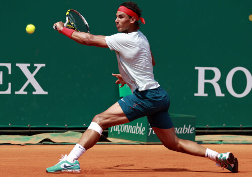 Rafael Nadal în primul său meci jucat anul acesta la Monte Carlo şi cu echipamentul nou, din colecţia de primăvară // Foto: Reuters