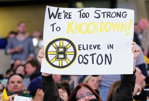 Un fan ține un mesaj la meciul lui Boston Bruins (foto: reuters)