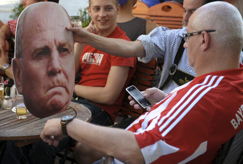 Fanii lui Bayern se amuză pe seama lui Honess. L-au decapitat deja // Foto: Reuters