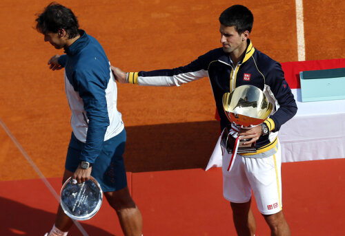 Novak Djokovici, cu trofeul de la Monte Carlo în braţe, îl consolează pe fostul campion, Rafa Nadal // Foto: Reuters