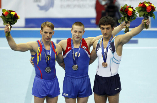Flavius Koczi (primul din stînga) a cucerit ieri singura medalie pentru delegația masculină, argint la sărituri