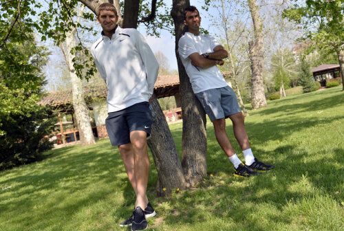 Max Mirnîi (stînga) şi Horia Tecău (dreapta) surprinşi într-un un moment de relaxare după victoria de ieri