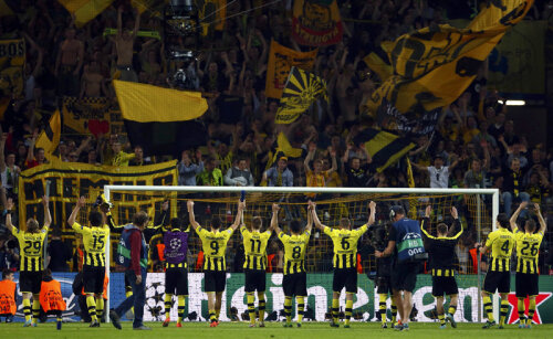 Exact ce observa şi Lucescu. La Dortmund e o legătură indestructibilă între echipă şi public. Un imens atu pentru galben-negri // Foto: Reuters