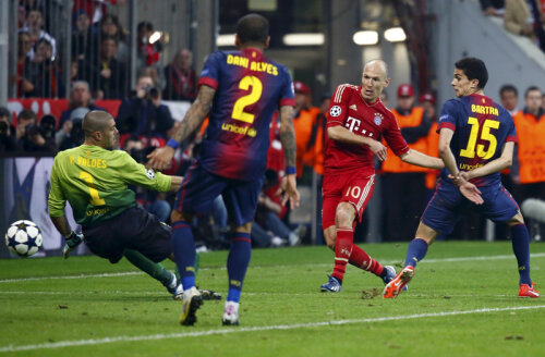 Robben (în roşu) marchează golul de 3-0 pentru Bayern în turul de pe 
