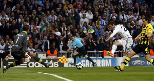 Higuain (în alb) e singur cu Weidenfeller, Subotici (dreapta) nu-şi mai poate ajuta colegul, dar portarul Borussiei respinge în corner // Foto: Reuters