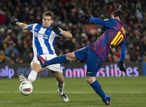 Iñigo Martinez în duel cu Messi

FOTO: www.soccerplay.net