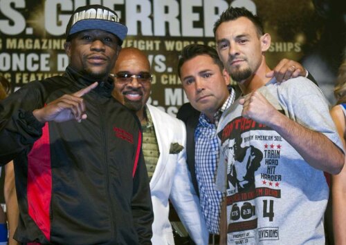 Mayweather (stînga), alături de Guerrero, la cîntarul oficial, înainte de meci // Foto: Reuters