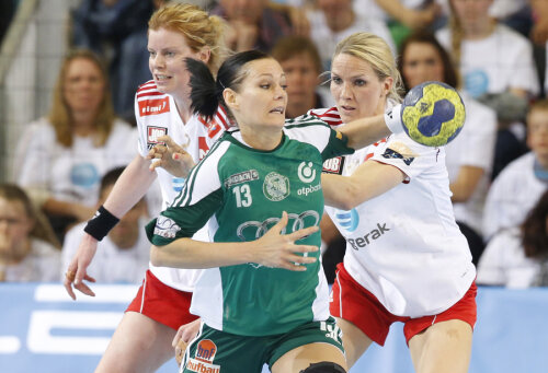 Anita Gorbicz, aici între Tonje Larsen şi Gro Hammerseng, a înscris cele mai multe goluri pentru echipa ei duminică, 8 // Foto:  Reuters