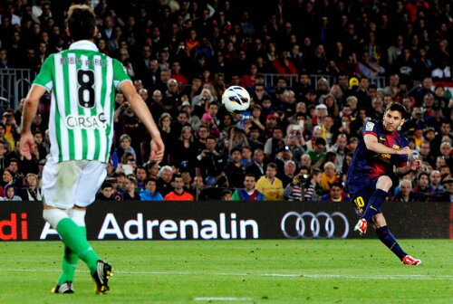 Messi, dreapta, marchează din lovitură liberă pentru 3-2