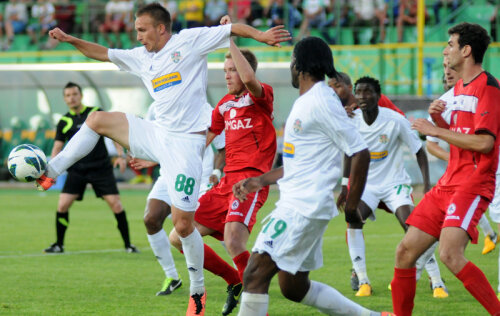 Buhăescu (stînga) a marcat aseară al doilea gol al său din acest sezon