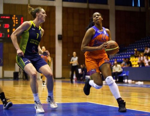 Duelul dintre americancele Christina Wirth (stînga) şi Ajavon Matee (dreapta) nu s-a nedecis Foto: Marius Tudor