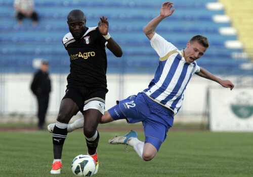 Mitici (dreapta) și colegii săi au ajuns la 6 meciuri consecutive fără victorie