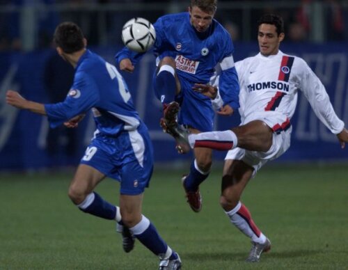 În 2002, FC Național
cu Dan Petrescu
titular și căpitan era
eliminată din Cupa
UEFA de PSG-ul lui
Letizi, Heinze și Leroy Foto: Mediafax