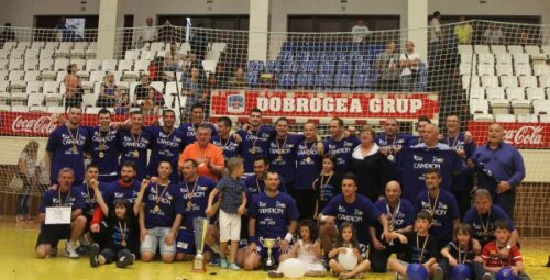 Constănţenii s-au pozat mîndri la final cu trofeul, aşa cum o fac de trei ani consecutivi Foto: Sorin Danielciuc (Telegraf Constanţa)