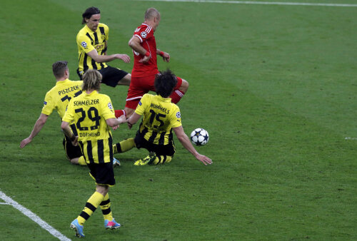 Urmărit de întreaga apărare a lui Dortmund, Robben reuşeşte să marcheze golul decisiv