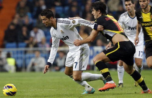 Săpunaru (dreapta) încearcă să-l agaţe pe Cristiano Ronaldo // Foto: Reuters