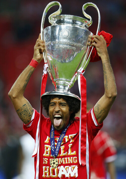 Dante, cînd încă sărbătorea, cu trofeul Ligii pe cap // Foto: Reuters