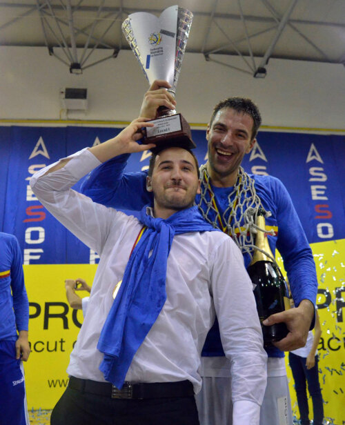 Virgil Stănescu sărbătoreşte titlul de campion alături de Ionuţ Georgescu, preşedintele CSU Ploiesti