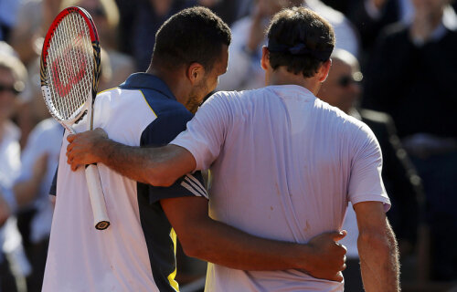 Tsonga şi Federer părăsesc terenul ca doi prieteni // Foto: Reuters