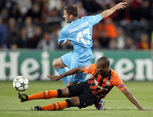 Fernandinho (în portocaliu) a fost o mare lovitură a lui Lucescu // Foto: Reuters